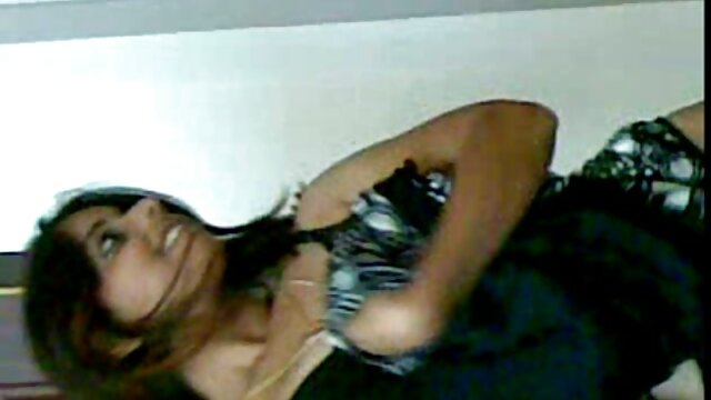 Porno nessuna registrazione  Una matura milf trova una giovane donna e sua sorella con lei e suo marito video vulva pelosa a letto