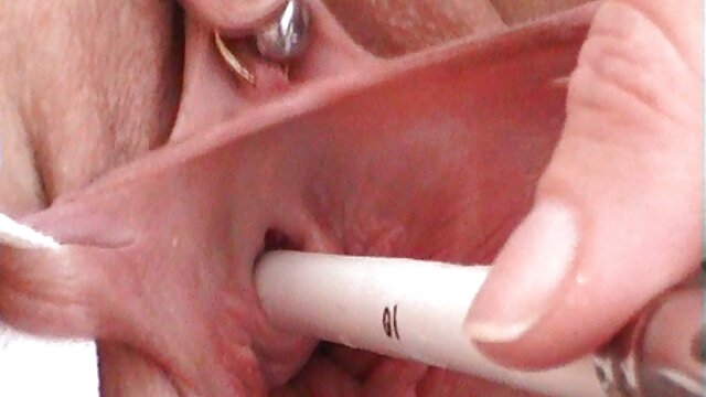 Porno nessuna registrazione  Una video tettone pelose ragazza con gli occhiali sollevando la gonna fino a quando lei scopa a letto.