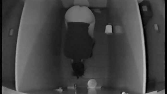 Porno nessuna registrazione  Una donna matura spietata si scopa la figa con un dildo e schizza video vecchie pelose violenza.