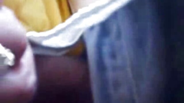 Porno nessuna registrazione  Giovane adolescente in cerca di comfort tra video vecchie pelose le braccia di un uomo maturo